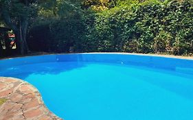 Casa quinta con gran parque, pileta y parrilla a 15 min del aeropuerto